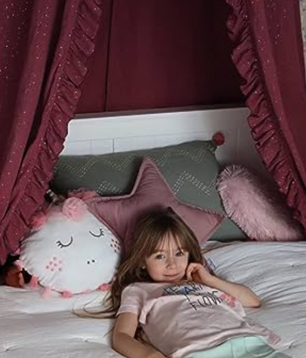 Tempat Tidur Empuk dengan Bantal Berbentuk Bulan